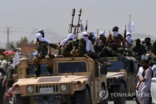  9월 1일 미국제 험비를 타고 퍼레이드하던 탈레반.