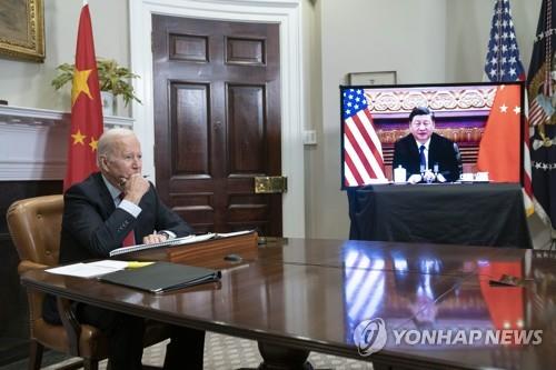 시진핑 중국 주석과 화상 회담하는 바이든 미 대통령