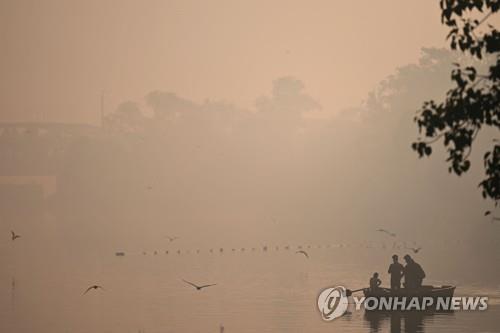  스모그로 뒤덮인 21일 인도 뉴델리의 야무나강 모습.