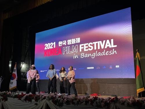 방글라서 한국영화제 개최…'기생충' 보고 '달고나'도 체험