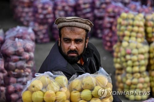  아프간 카불의 한 과일 상인.