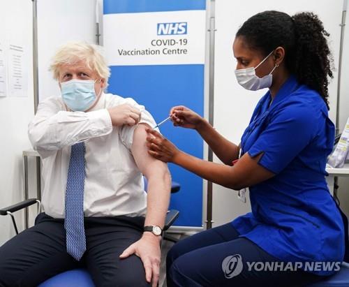 (런던 AFP=연합뉴스) 보리스 존슨 영국 총리가 2일(현지시간) 코로나19 백신 부스터샷을 접종받고 있다. 2021. 12. 2 photo@yna.co.kr