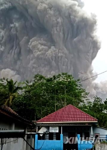 거대한 화산재를 분출하는 인니 스메루 화산.