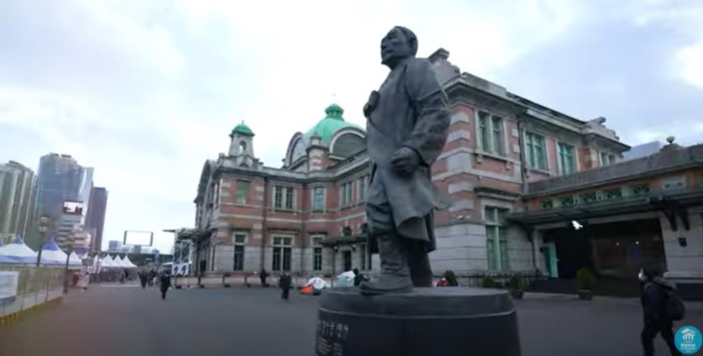 서울역과 이곳에서 폭탄 의거를 한 강우규 의사 동상