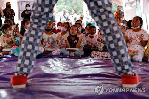 스메루 화산 폭발 피해 어린이들에게 공연하는 광대