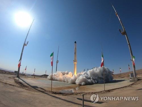 고체연료 추진 로켓 최초로 시험 발사하는 이란(2020.10.9)