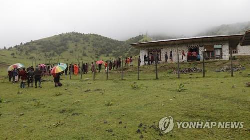 7월 부탄 코로나19 접종소에서 줄을 선 주민들