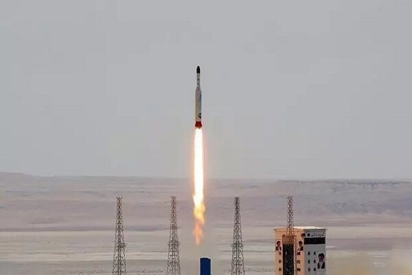이란군 "새 군사용 인공위성 '불사조' 발사 성공"