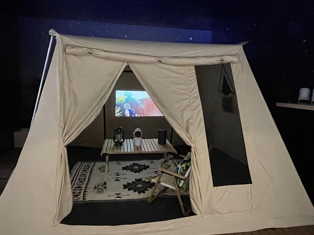 삼성전자 포터블 스크린 '더 프리스타일'로 캠핑 텐트에 화면을 만든 모습