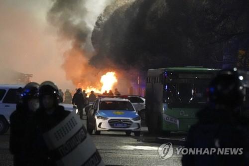 에너지 가격 급등 항의 시위대와 충돌하는 카자흐스탄 경찰 