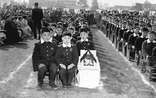 서울 수송초등학교 졸업식에 교복을 입고 참석한 학생들. 4.19 시위 현장에서 숨진 학생의 영정사진이 놓여 있다. 1961년 [국가기록원 제공]