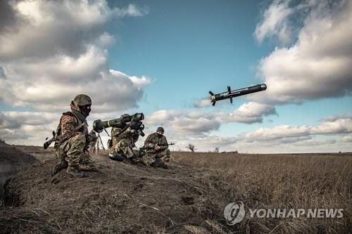러시아와 긴장 속 대전차 미사일 발사 훈련하는 우크라이나군