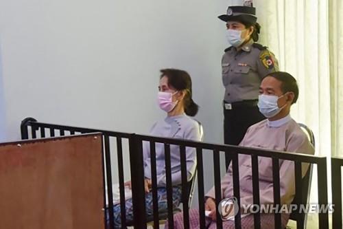 지난해 5월 네피도 특별법정에 출석한 아웅산 수치 고문(왼쪽)과 윈 민 대통령.