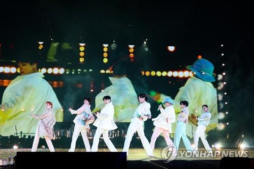 미국 로스앤젤레스에서 공연을 펼친 그룹 방탄소년단