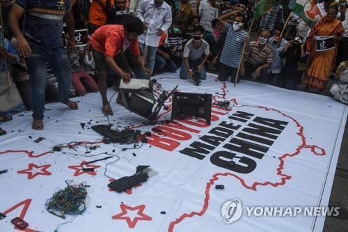 인도 콜카타에서 중국산 제품을 부수고 있는 시위대