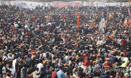  2일 인도 우타르프라데시에서 열린 모디 총리 참석 행사에 모인 인파. 