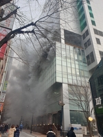 강동구 명일동 17층 건물서 불…인근 주민 대피