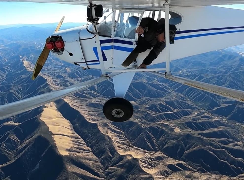 자신이 몰던 비행기에서 탈출하는 제이콥 씨(유튜브 사진)