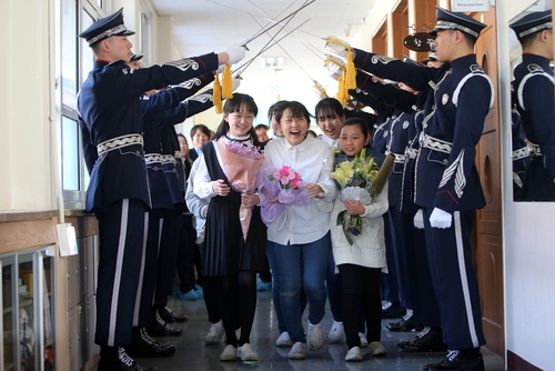 대전에서는 찾기 힘든 오지마을인 유성구 송정동 남선초등학교 졸업생 6명이 공군 의장대 예도를 받으며 졸업식장을 나가고 있다. 2016년 [연합뉴스 자료사진]