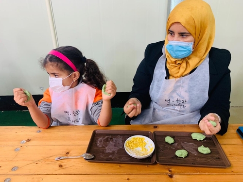 딸과 함께 한국 음식을 만들고 있는 이집트 출신 난민 신청자 샤이마 사이드 씨(오른쪽). [본인 제공]