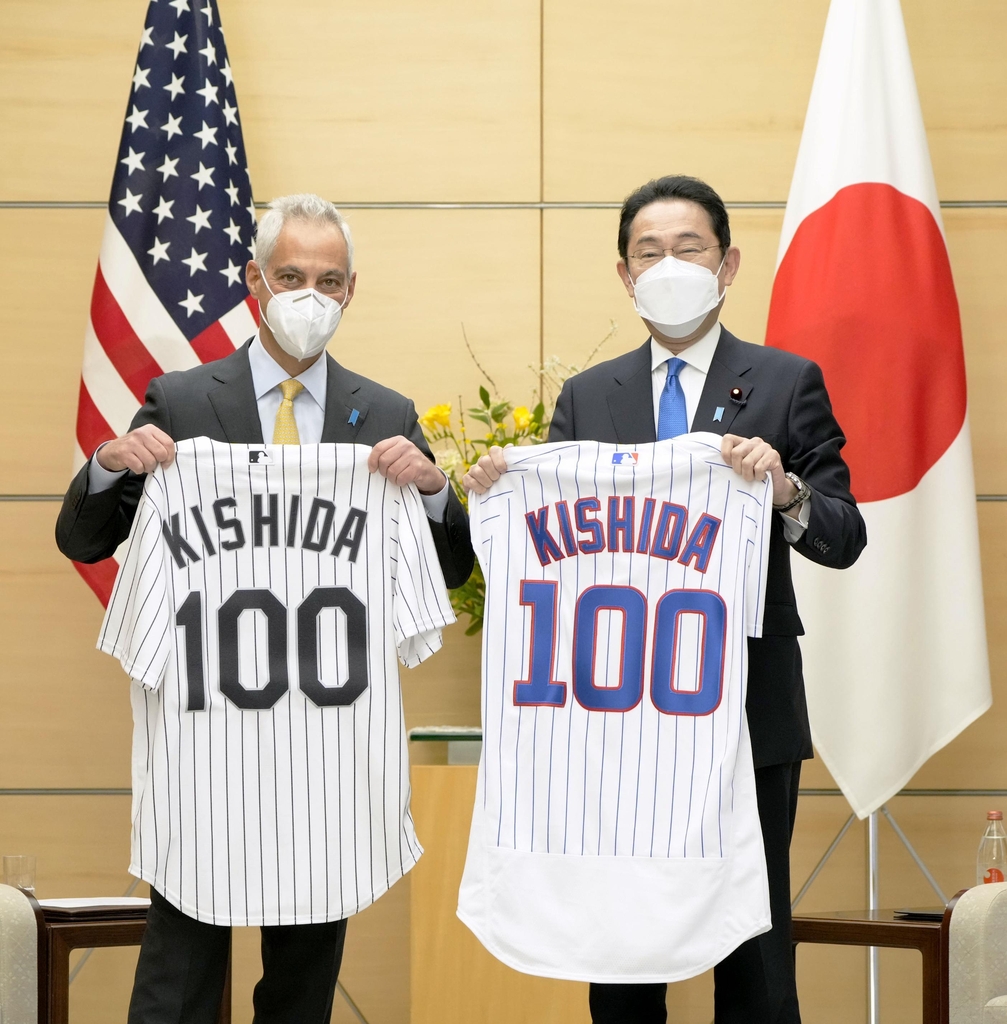 (도쿄 교도=연합뉴스) 람 이매뉴얼 주일 미국 대사가 4일 부임 인사를 위해 기시다 후미오 일본 총리를 예방한 자리에서 선물로 전달한 야구 유니폼을 들고 기념사진을 찍고 있다. 