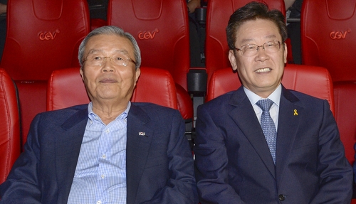 더불어민주당 이재명 대선 후보(오른쪽)와 김종인 전 국민의힘 총괄선대위원장