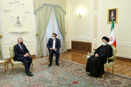 핀란드 외무장관과 회담하는 라이시 이란 대통령(오른쪽)
