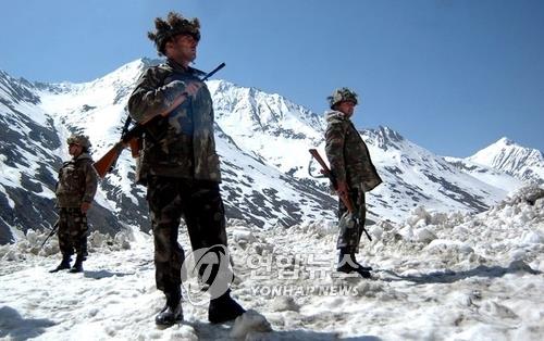  눈 덮인 인도 카슈미르 산악지대서 경계 활동 중인 군인. 기사 내용과는 상관없음.