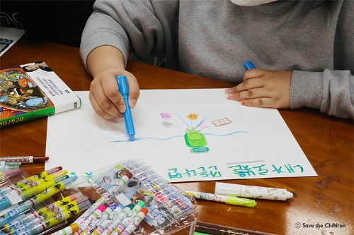 '정재승의 과학교실'에 참여한 아동들이 모여 '내가 만들고 싶은 로봇'에 대해 그림을 그리고 있다. [세이브더칠드런 제공]