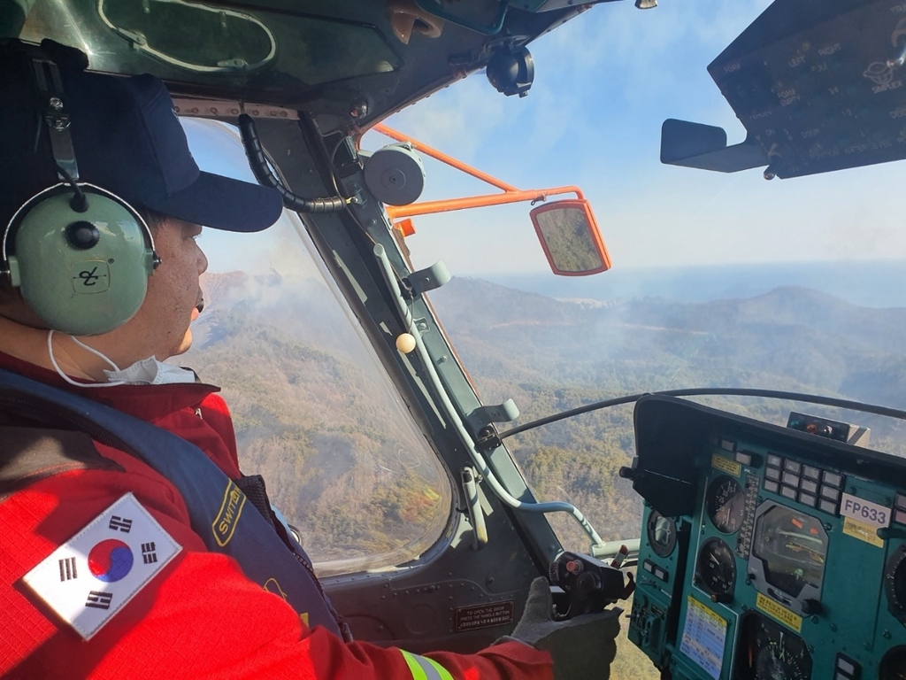 산불현장에 투입된 안성철 헬기 조종사