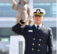 해군사관학교 졸업식…해군·해병 소위 142명 임관(종합)