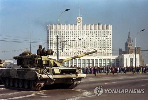옛소련 쿠데타 당시 의회 앞 탱크