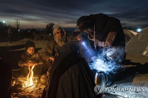 아프간 서부 헤라트에서 노숙하는 가족.