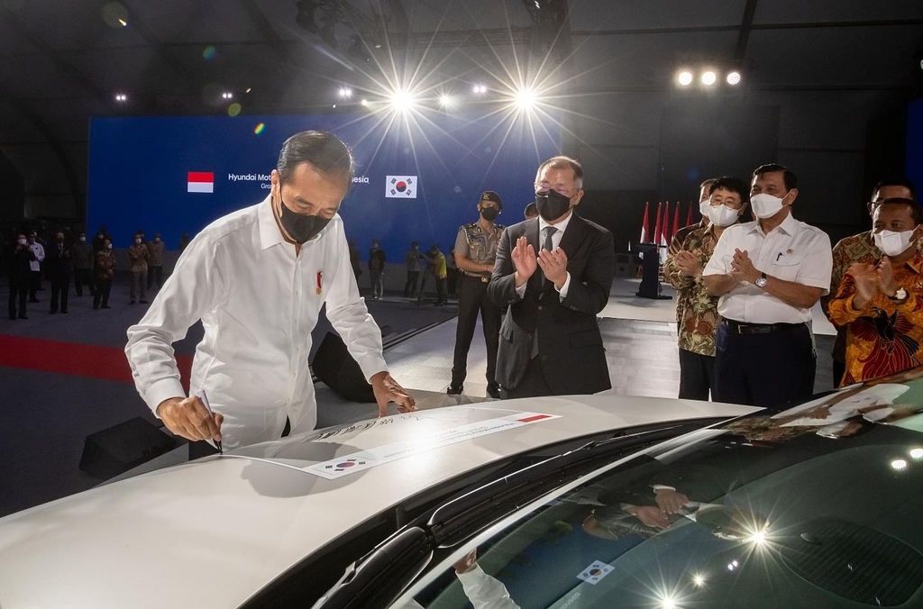 조코위 대통령이 아이오닉5 차량에 서명을 하는 모습