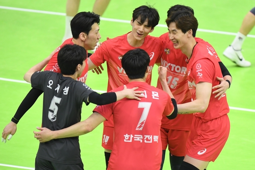 우리카드 맹추격하는 한국전력 선수들