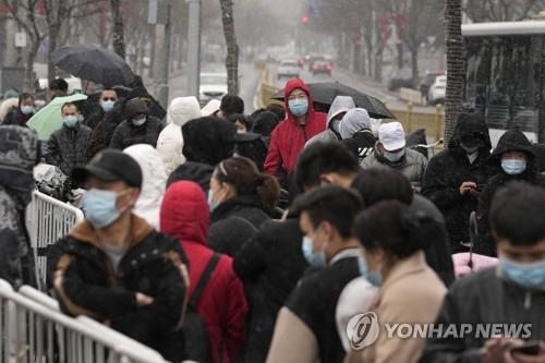베이징 코로나 검사소에 몰려든 중국인들