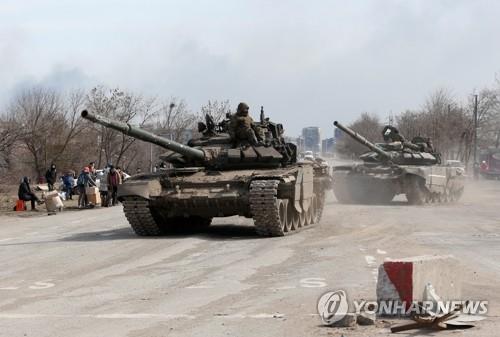 우크라 마리우폴 진입하는 친러 반군 탱크