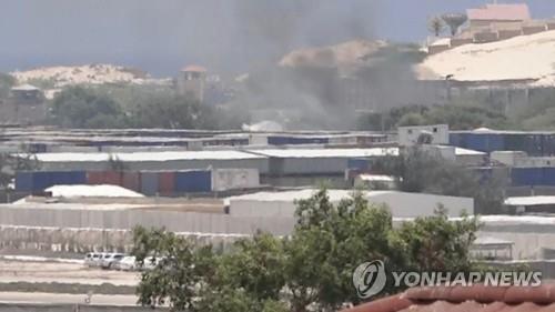 23일 소말리아 수도 모가디슈 건물 뒤로 연기가 치솟는 모습.