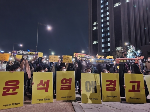 '전광훈 집회' 최소 1천명 몰려…'尹 지지 vs 규탄' 맞불집회도(종합)