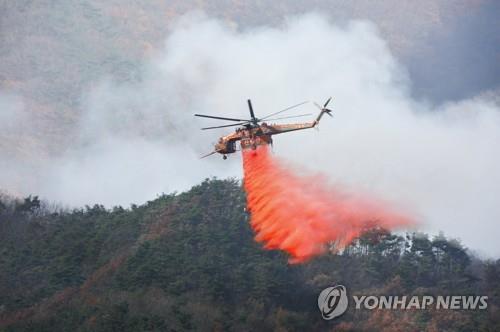울진 산불에 투입된 산림청 초대형 산불진화헬기