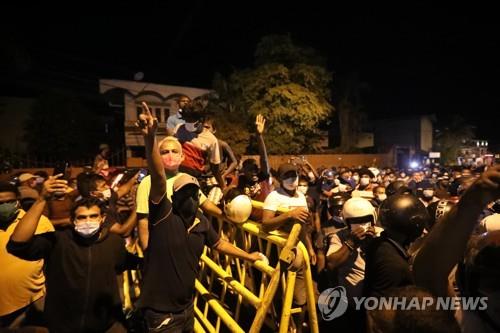 '반정부시위 격화' 스리랑카, 비상사태에 통금 이어 SNS 차단