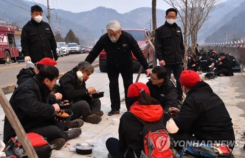 산불 진화작업 공무원 격려하는 김양호 삼척시장
