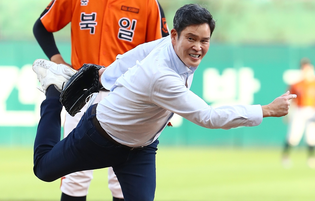 신세계 이마트배 전국고교야구대회 결승서 시구하는 정용진 신세계 부회장