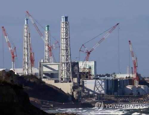 폐로 작업용 크레인이 설치된 후쿠시마 제1원전 전경