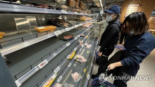 상하이 봉쇄 직전 물건이 거의 팔린 슈퍼마켓의 고기 코너