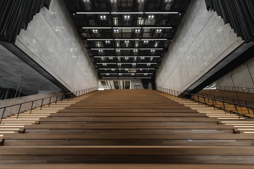 1,2층으로 이어지는 '웅장한 계단'. 500여 명이 앉을 수 있는 강의실로도 활용된다. [홍콩관광청 제공]