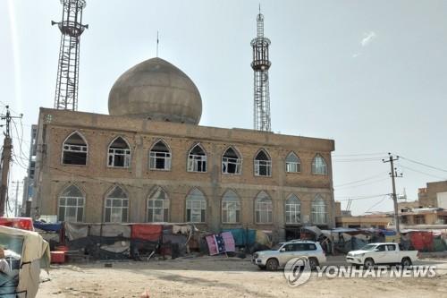 21일 IS가 폭탄 공격을 감행한 아프간 북부 시아파 모스크.