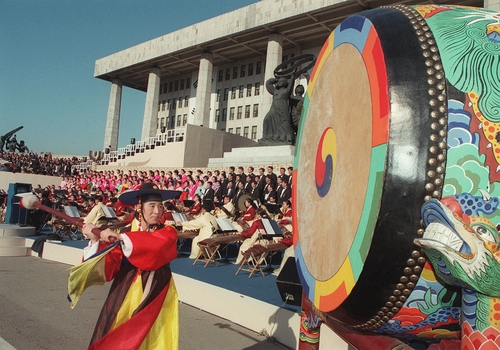 국회의사당 광장에서 열린 제15대 김대중 대통령 취임식. 1998년 [연합뉴스 자료사진]