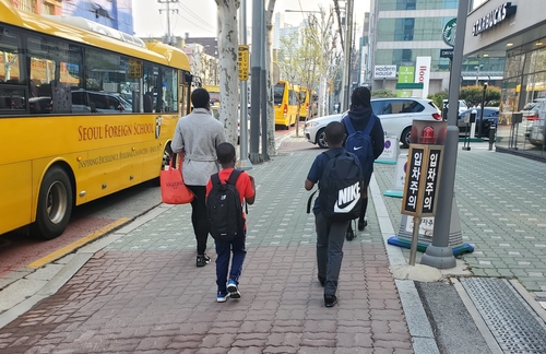 서울 서대문구 연희동에 있는 서울외국인학교에 등교하는 외국인 부모와 자녀들의 모습. [촬영 이상서]