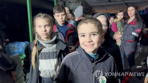 Crianças ucranianas evacuadas para o porão Azustal